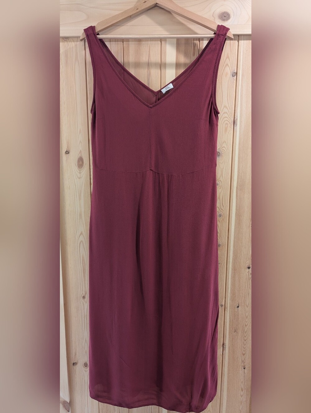 Little Moon V-Neck Midi Dress in Deep Wine - Picture 4 of 7